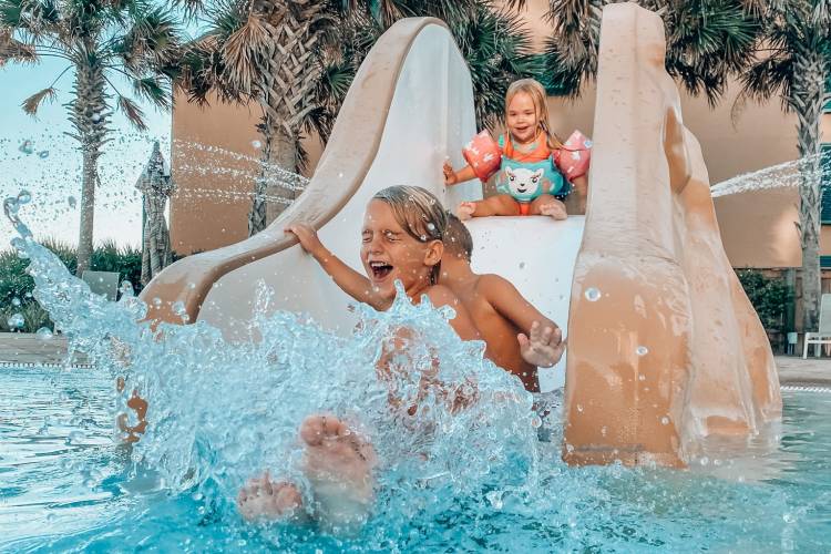 kids splashing in pool at destin gulfgate